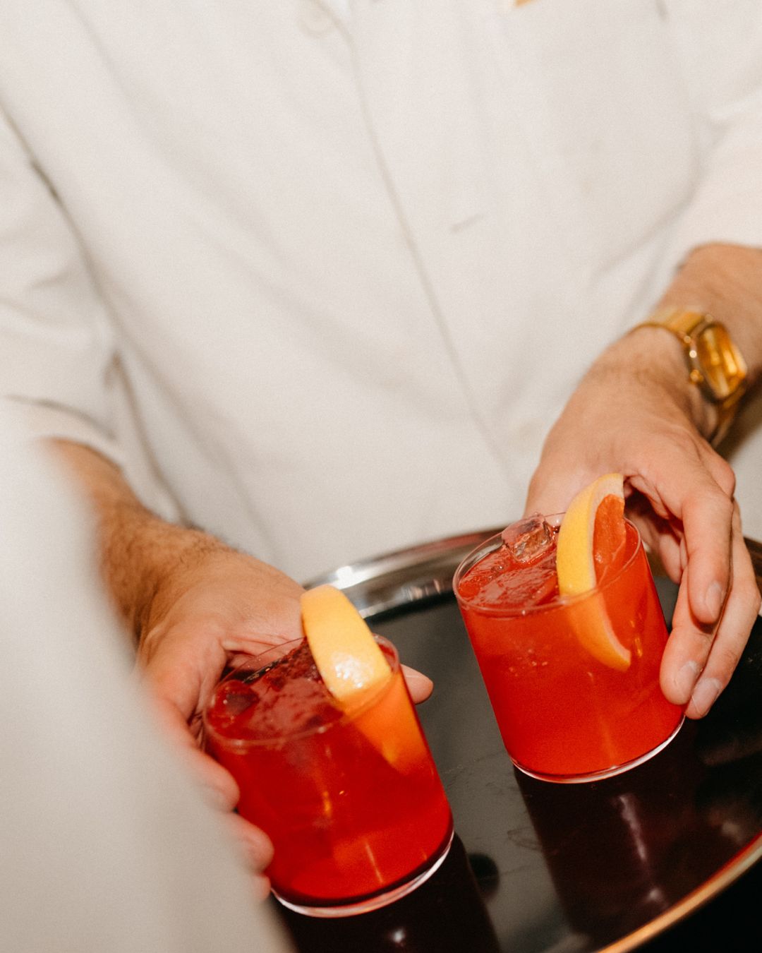 Barkeeper serviert Cocktail in der Tagesbar Hamburg