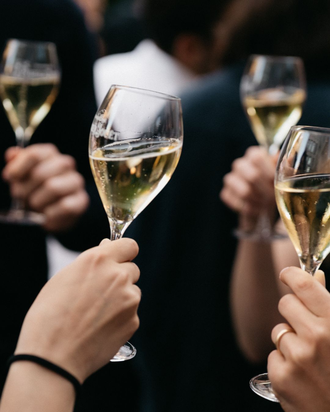 Gäste stoßen mit Sektgläsern an in der Tagesbar Hamburg